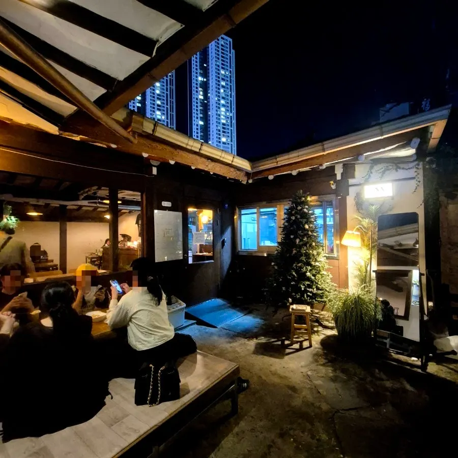 U-shaped hanok space