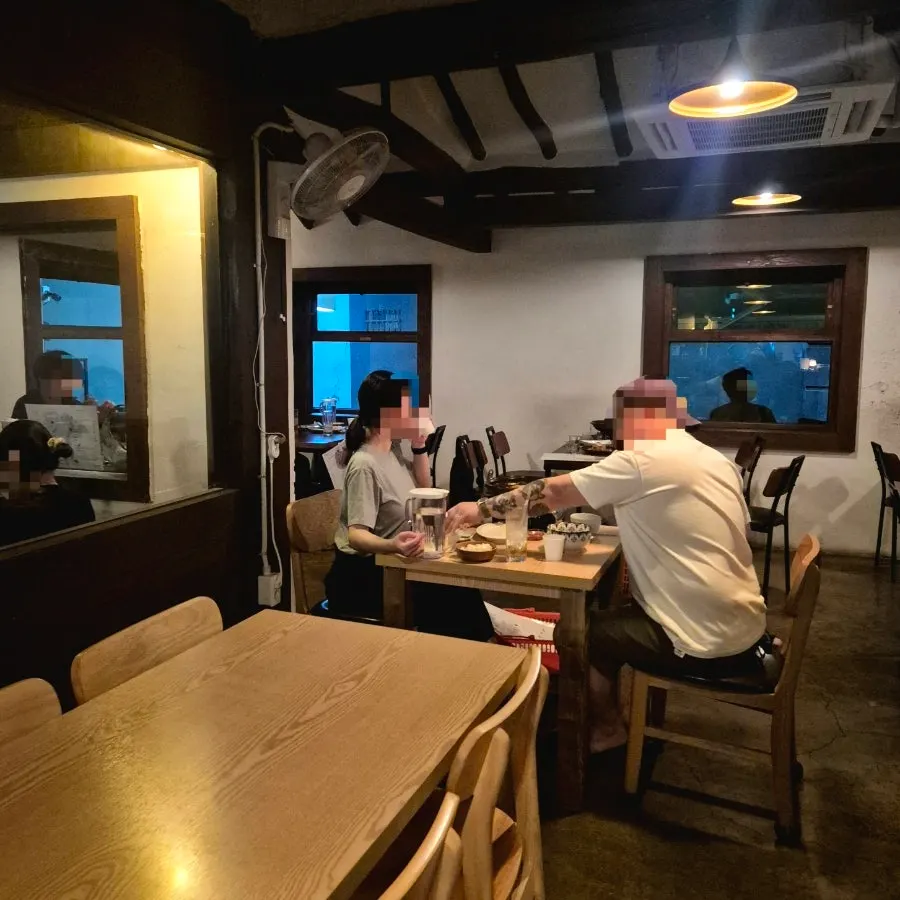 Cozy U-shaped hanok interior
