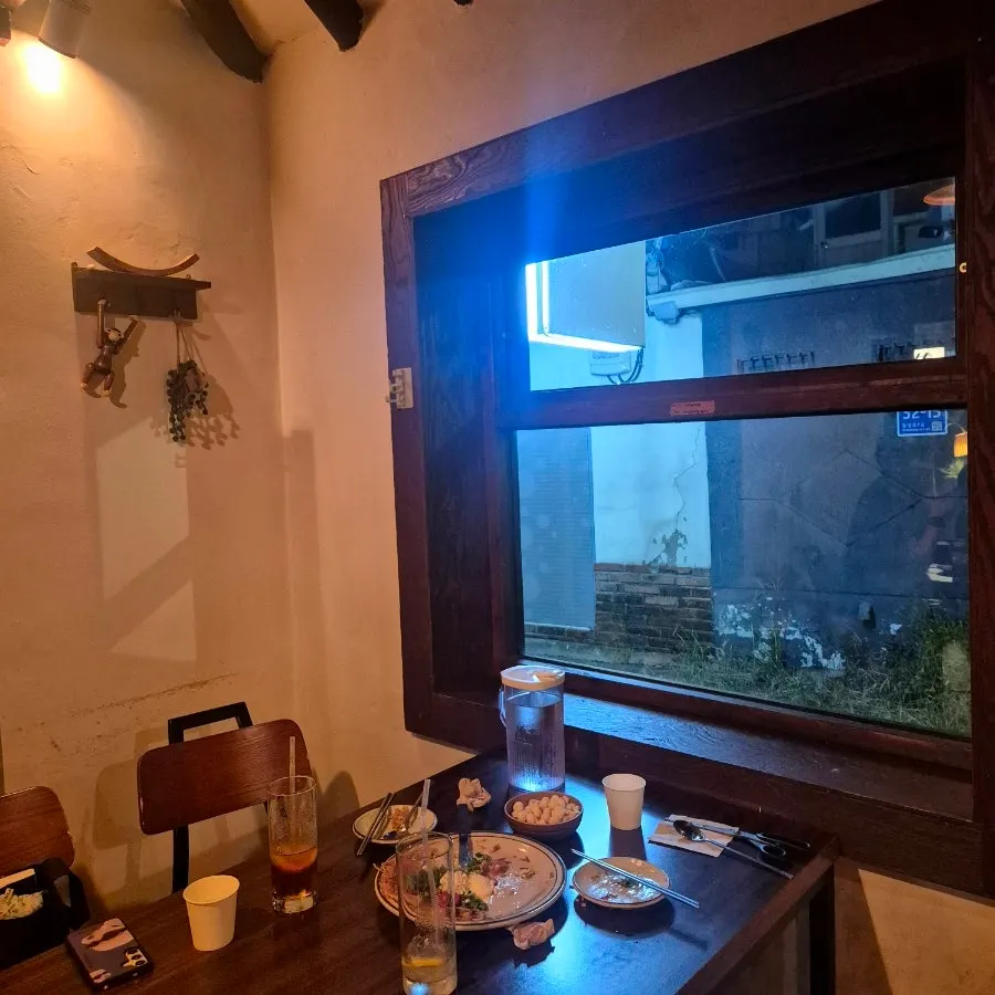 Quiet, hideout-like hanok bar space