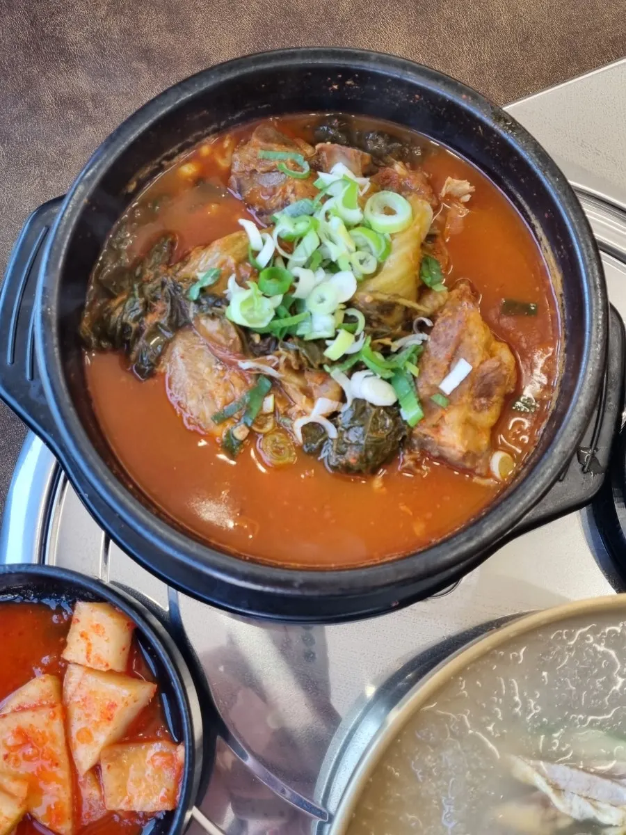 샘솔감자탕 본점 외관과 간판