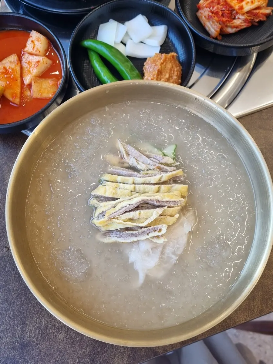 손님으로 붐비는 샘솔감자탕 매장 내부