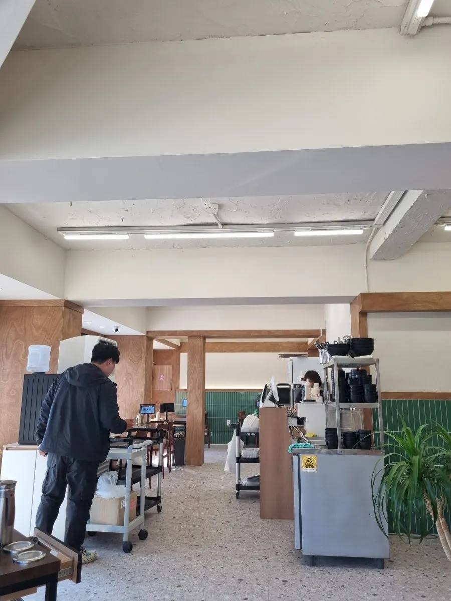 샘솔감자탕 본점 매장 전경