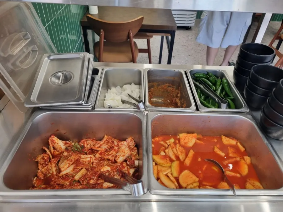 김치와 깍두기가 정리된 샘솔감자탕 셀프바