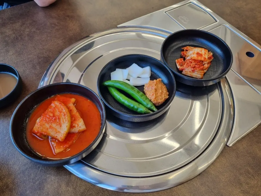 잘 삭힌 깍두기 반찬통