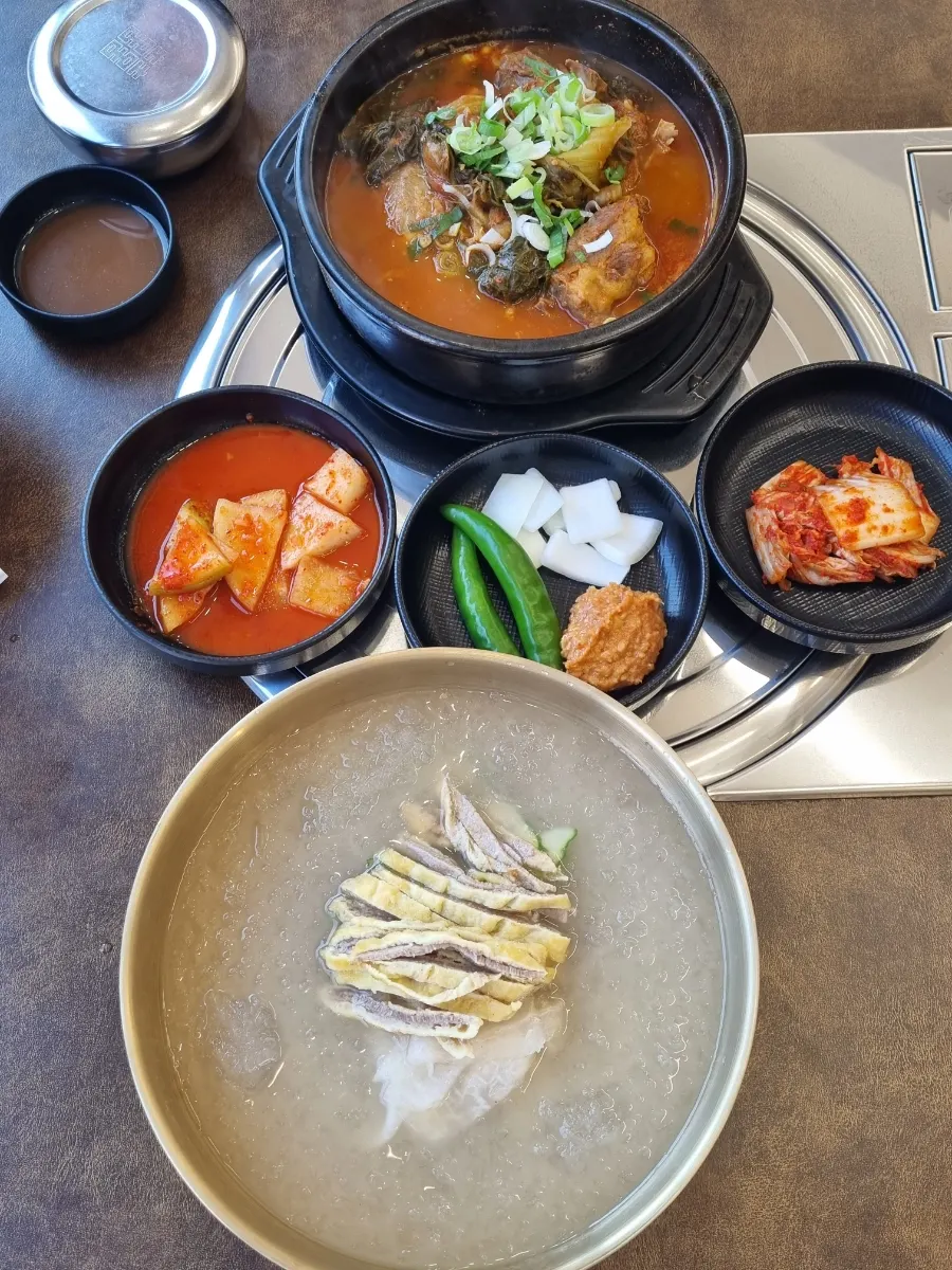 우거지뼈해장국과 냉면 두 그릇 상차림