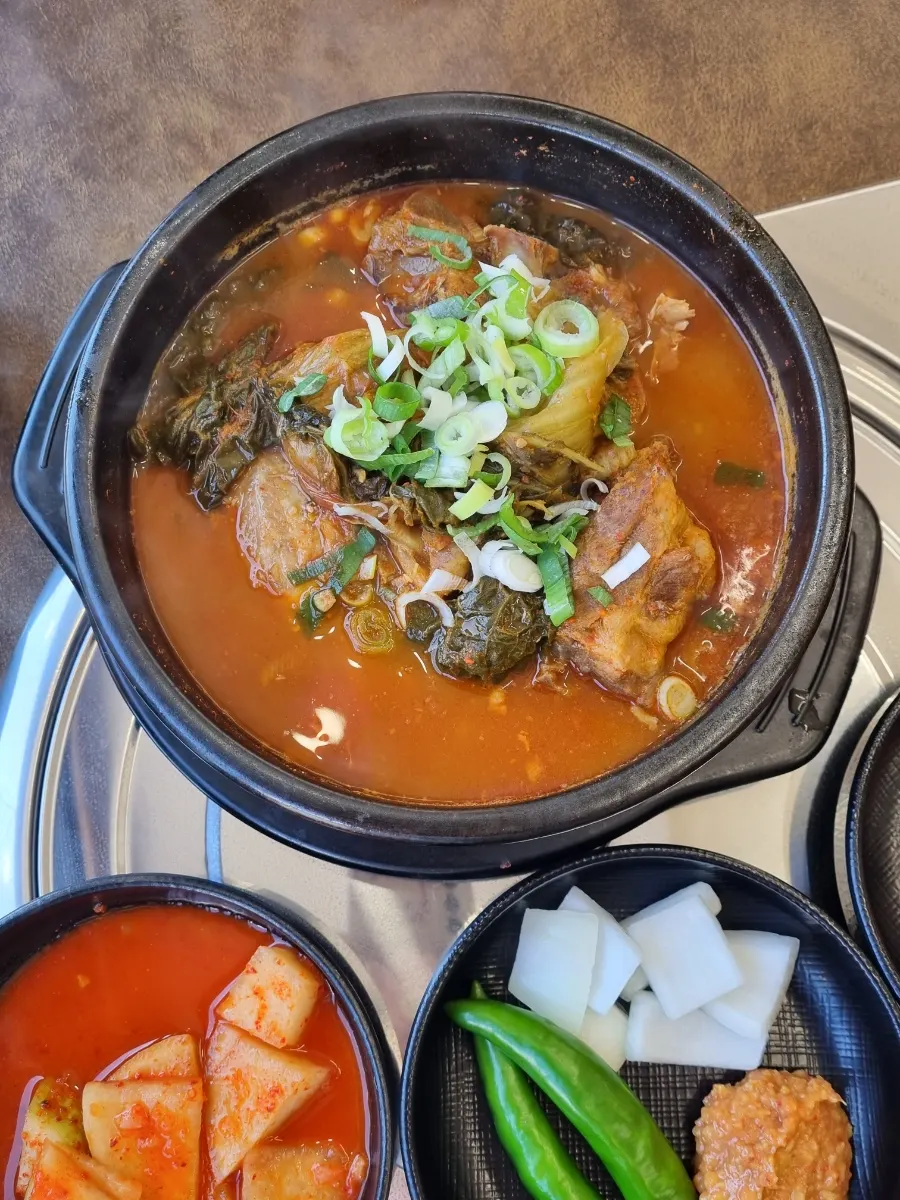 만 원짜리 우거지뼈해장국 뚝배기