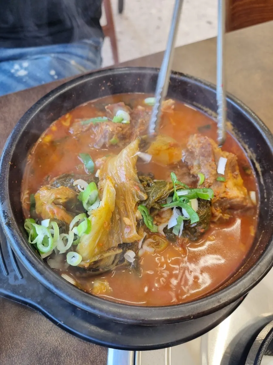 연하게 익은 우거지가 든 뼈해장국