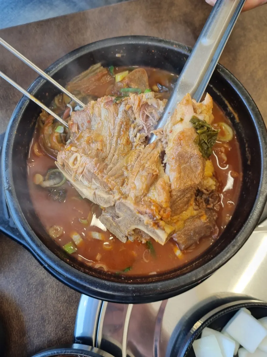 김이 오르는 샘솔감자탕 뼈해장국