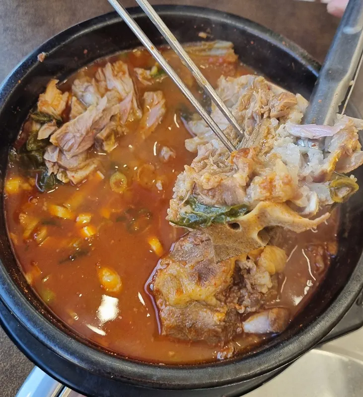 살점만으로 든든해진 뚝배기