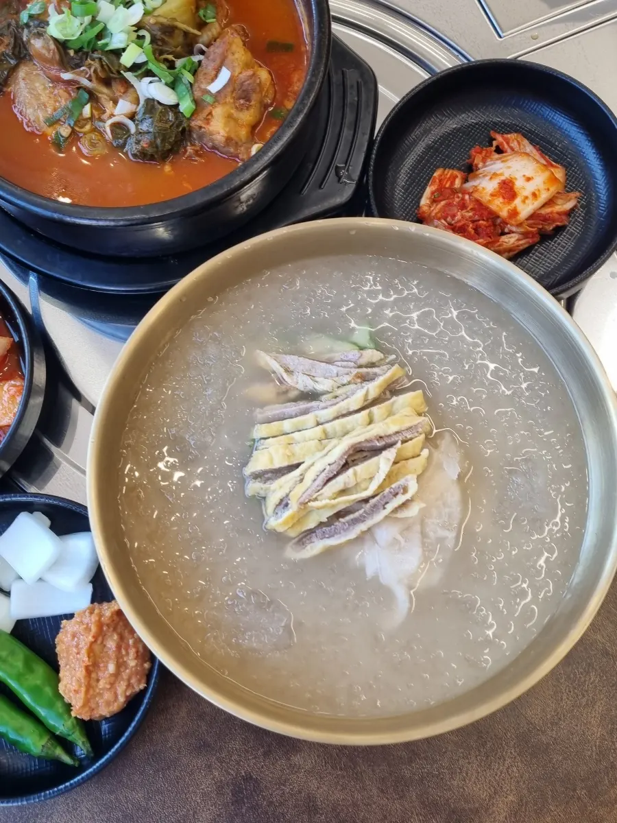 우거지뼈다귀국 국물과 건더기 클로즈업