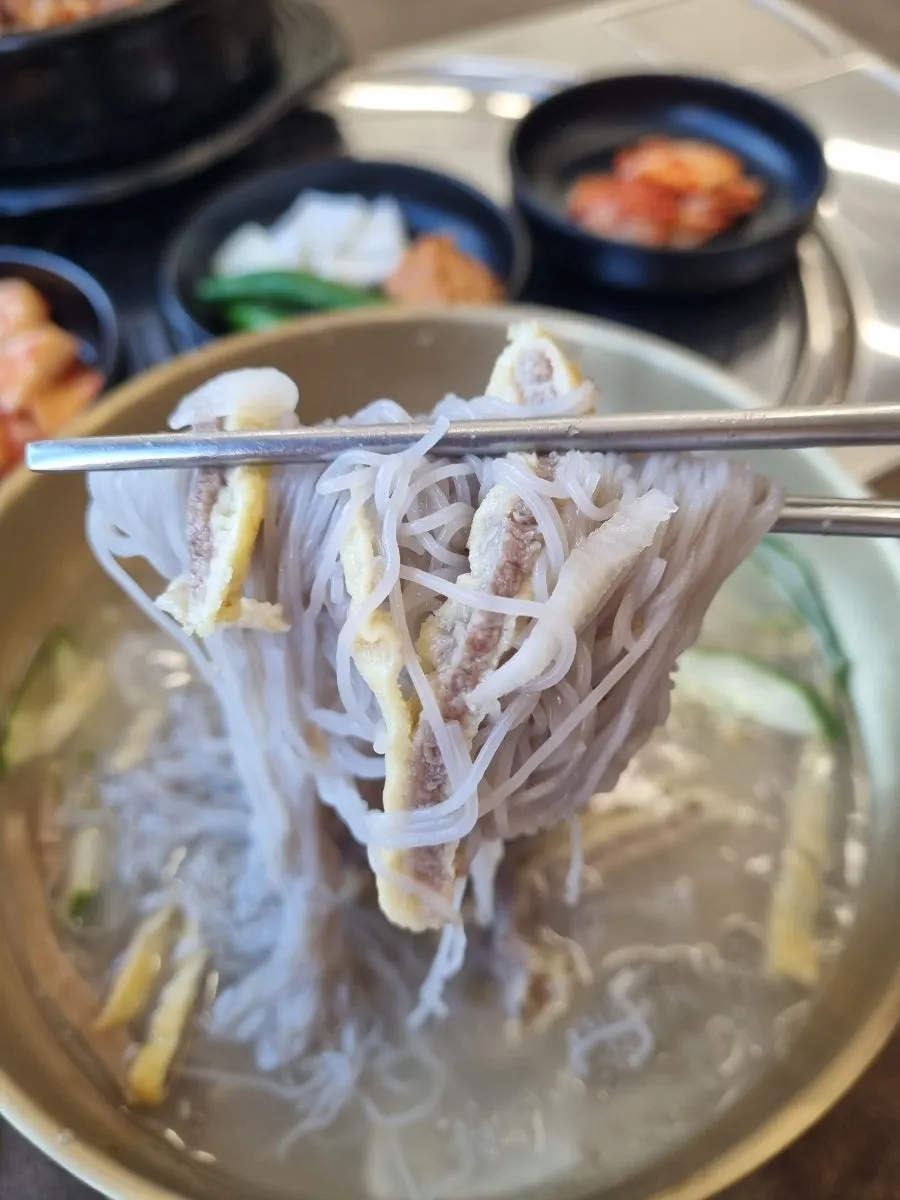 육전이 올라간 샘솔감자탕 물냉면