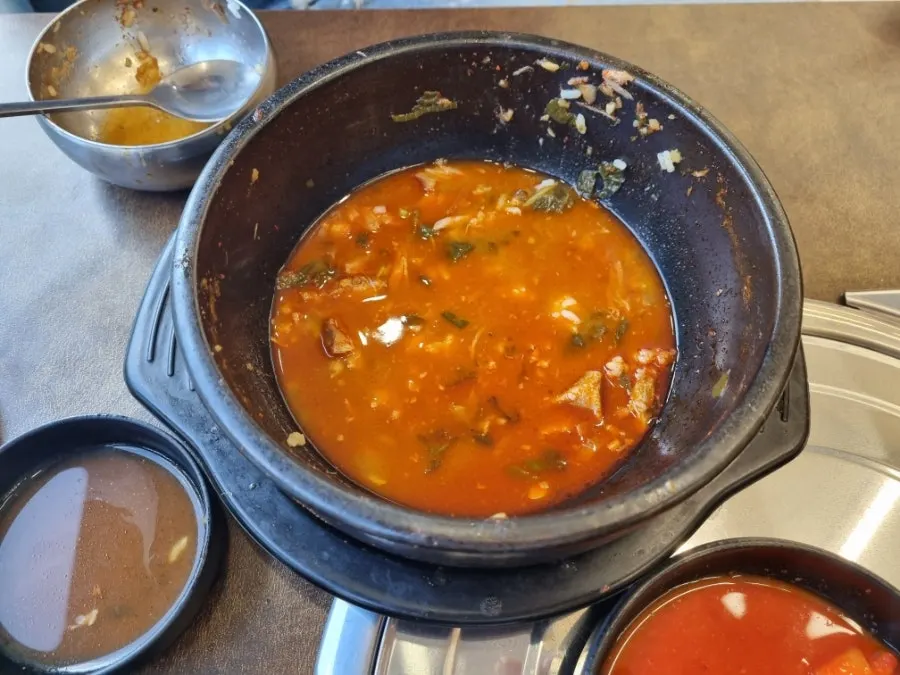 다 먹은 우거지뼈해장국과 반찬 그릇