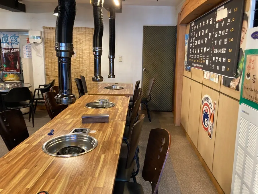 Interior seating at Daraewon Makchang with group tables