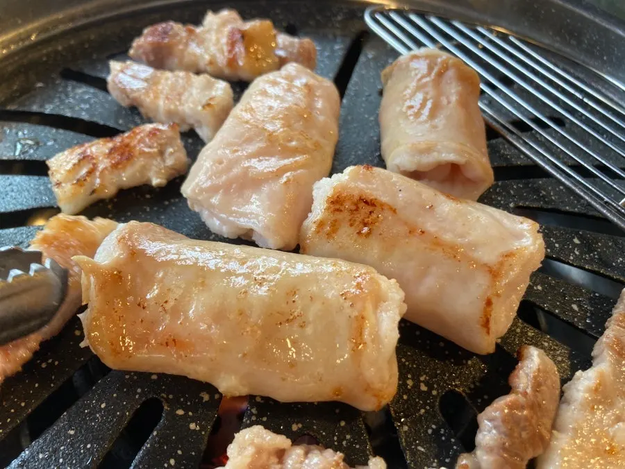 One serving of raw, unpre-grilled pork makchang
