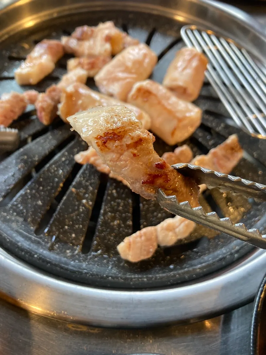 Raw makchang and pork belly on the grill