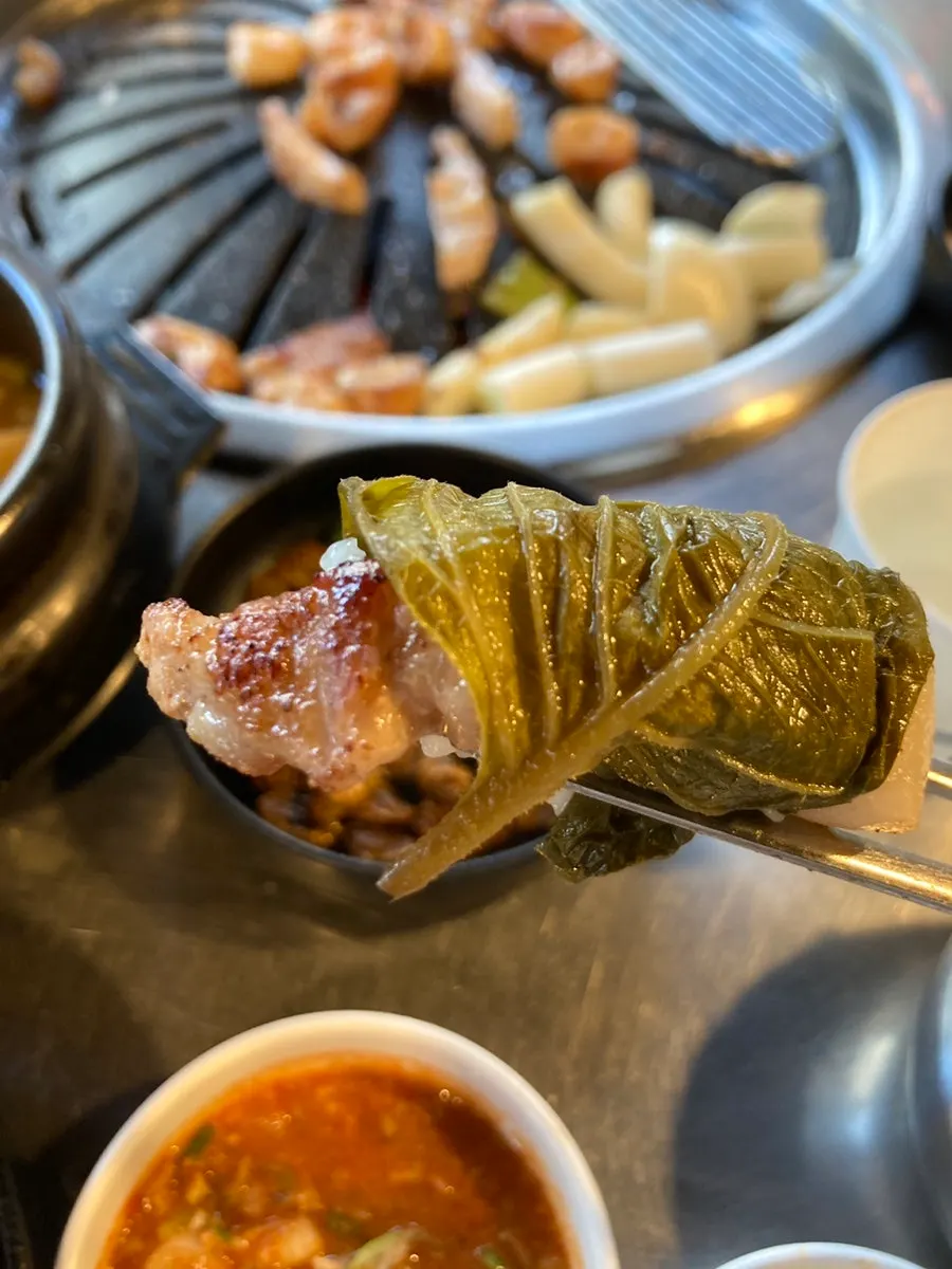 Slowly grilled meat with side dishes