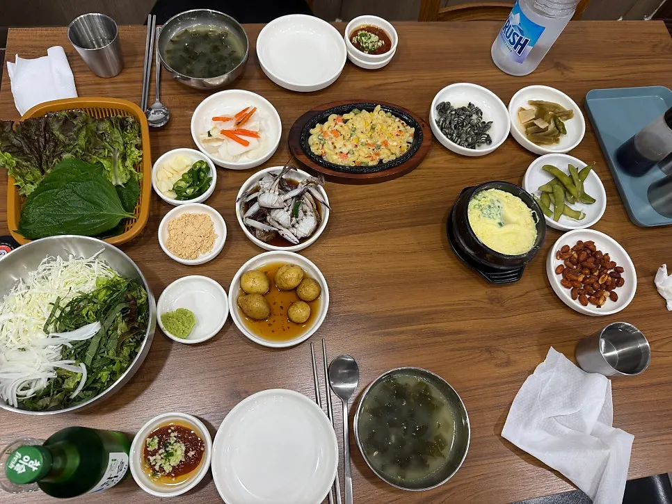 상추와 깻잎에 회를 올린 쌈