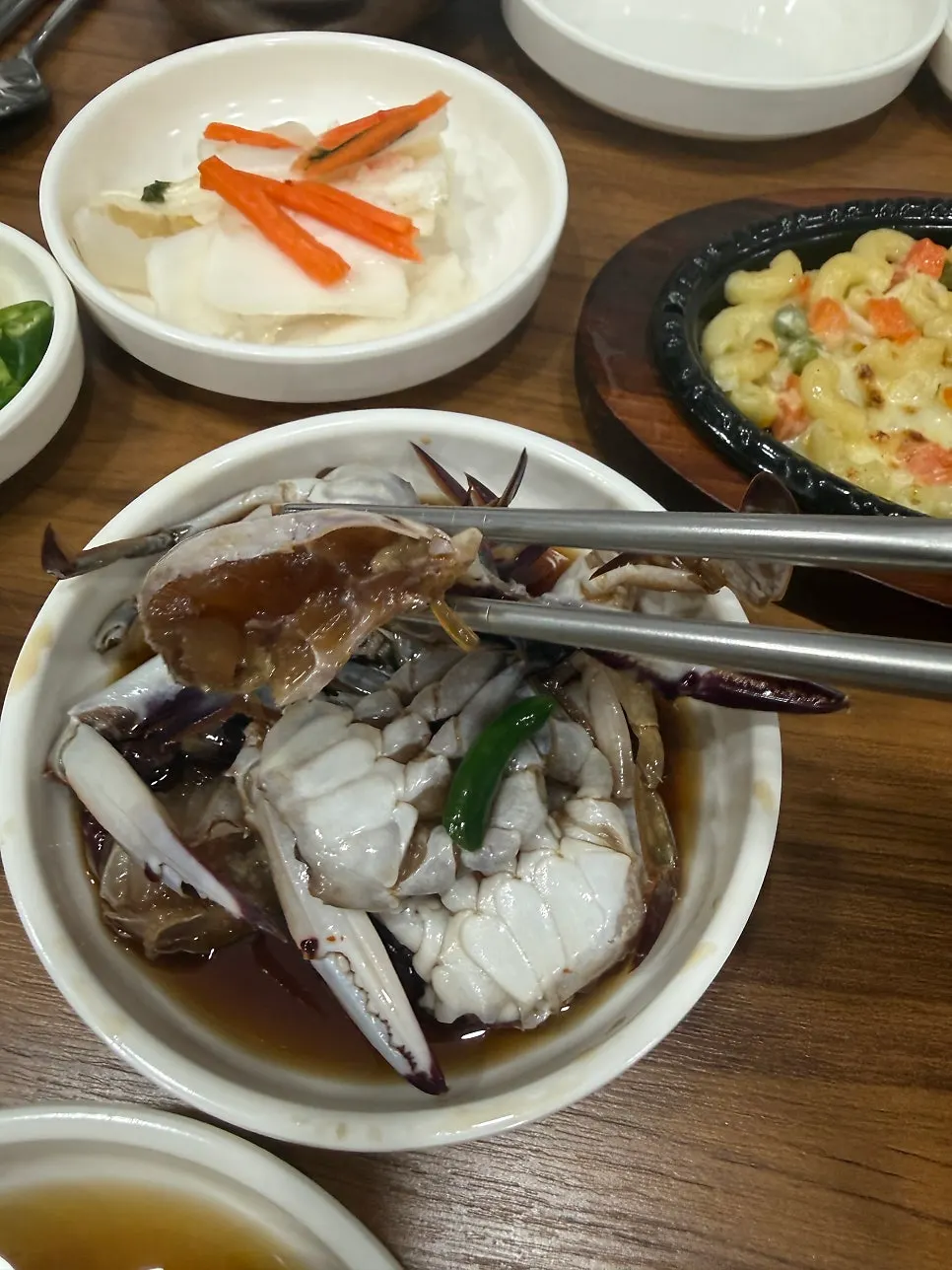 가자미 미역국과 백김치 장아찌 기본 반찬