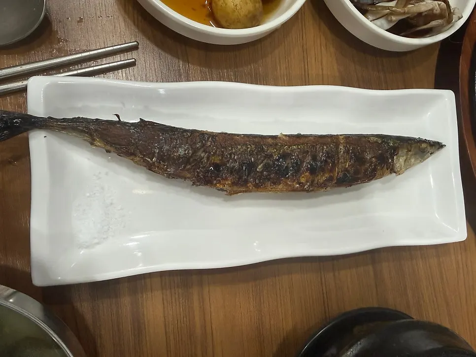 계란찜과 치즈 마카로니가 놓인 상차림