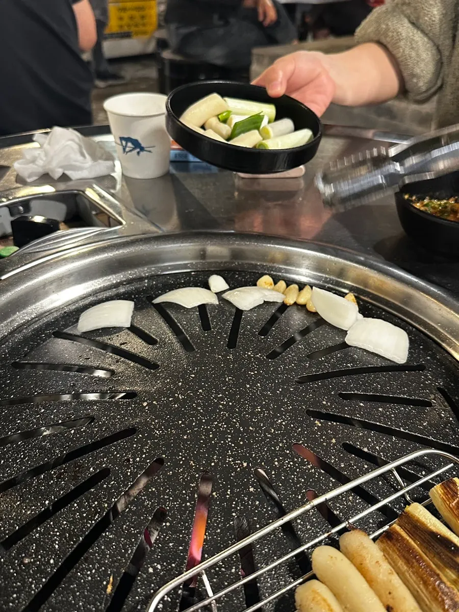 양념장과 쌈무를 곁들인 무뼈닭발