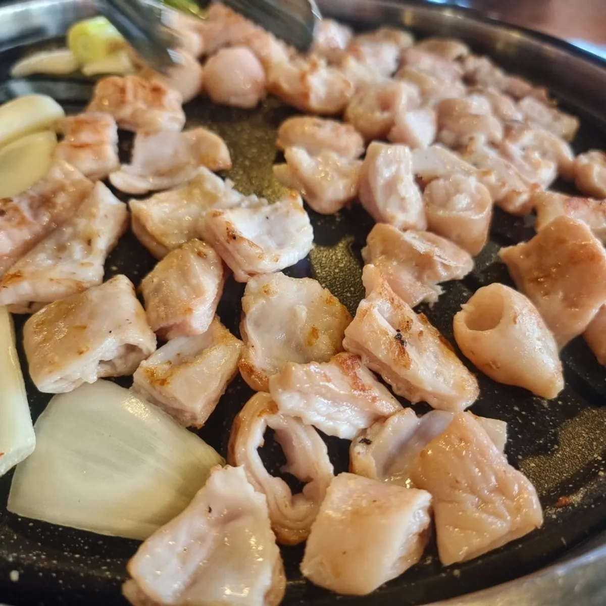 Makchang grilling on the pan