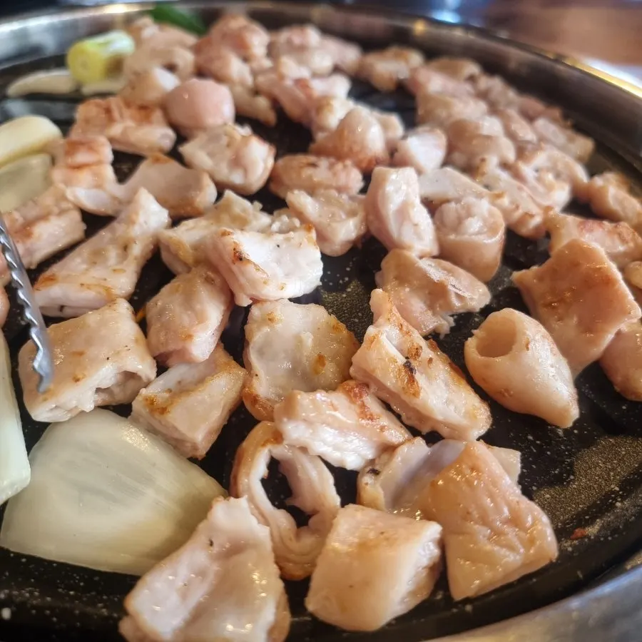 Pre-grilled makchang placed on the grill