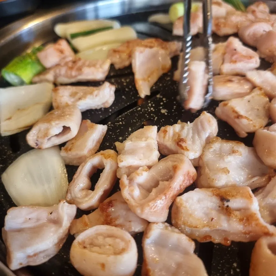 Makchang turning golden brown as it cooks