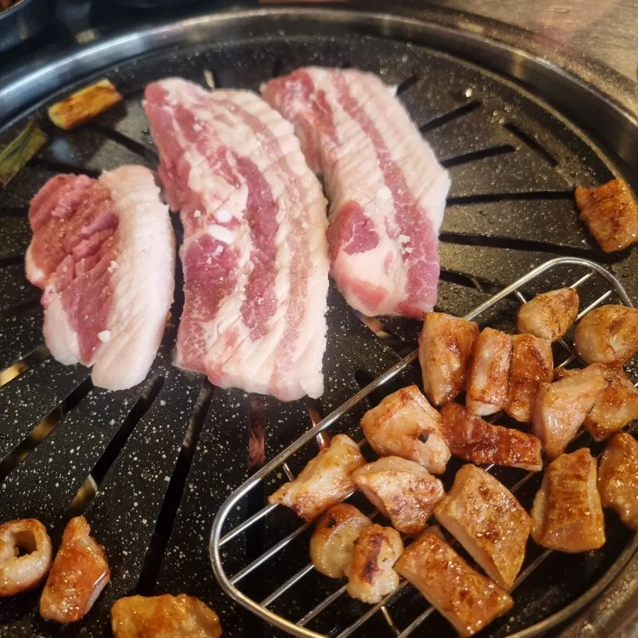 Young kimchi and kimchi served with the pork belly