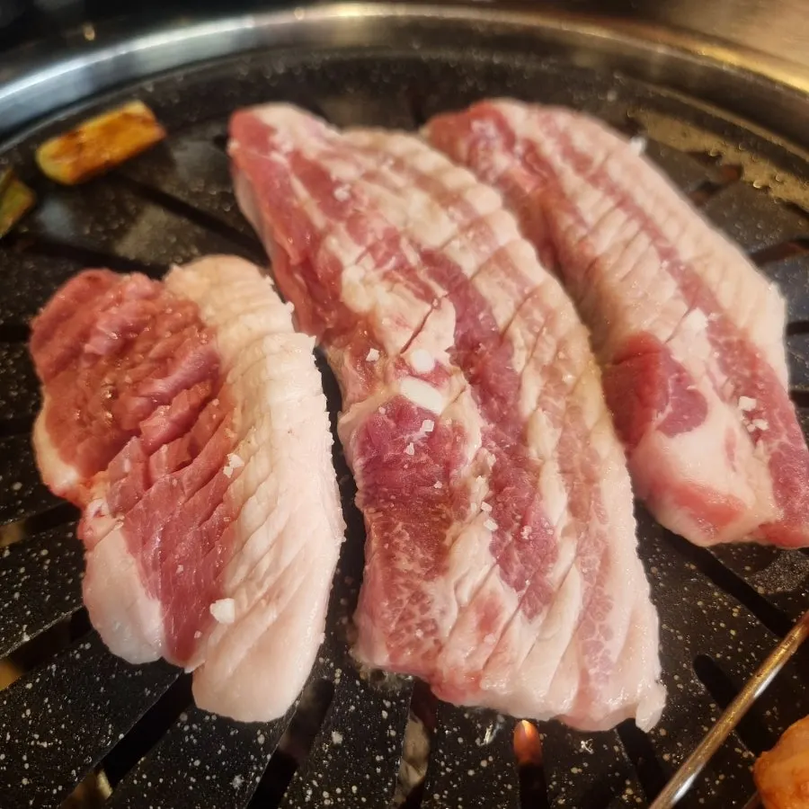 Makchang and pork belly grilling together on one pan