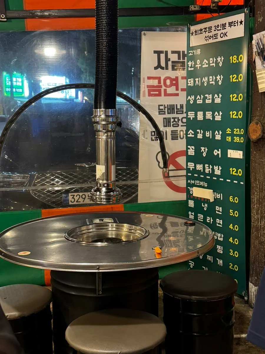 단체 회식이 가능한 밝은 내부 공간