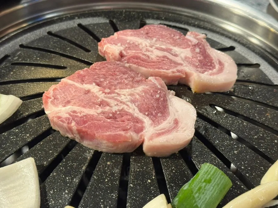 불판에 올린 두툼한 목살