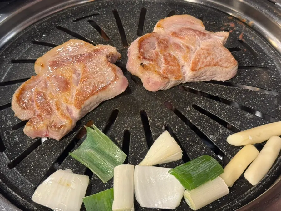 목살과 함께 굽는 파, 양파, 떡