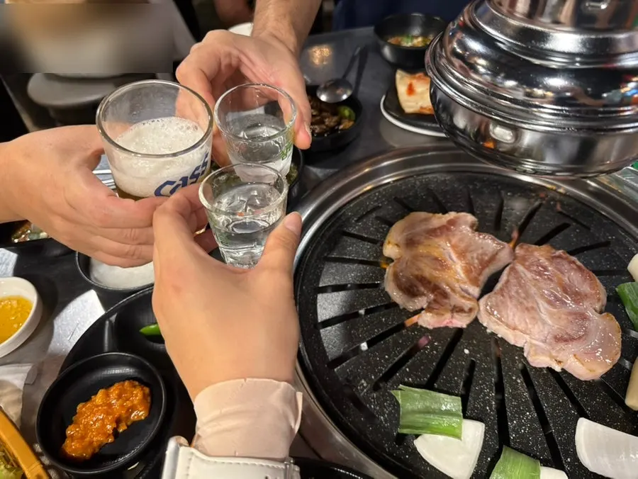 노릇하게 익어가는 목살과 곁들이 채소