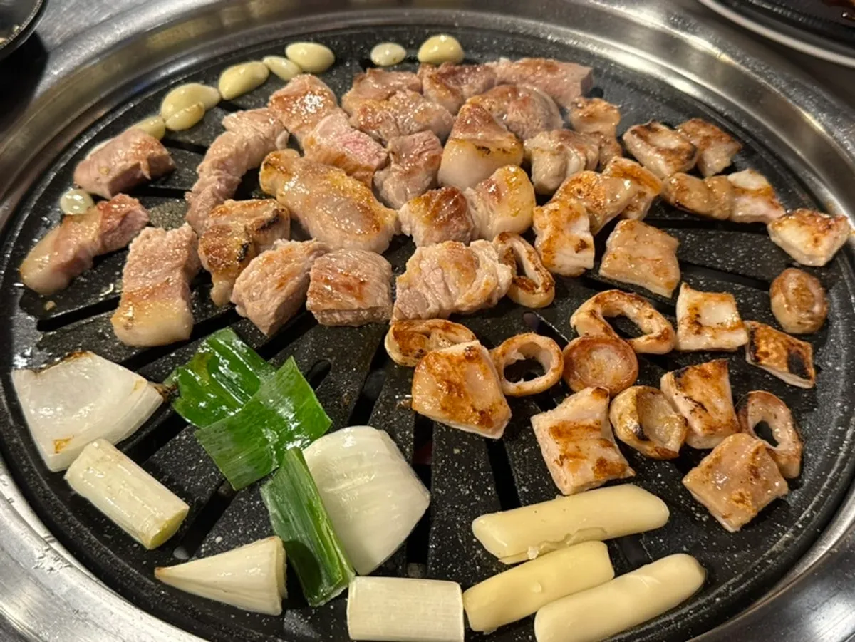 불판 위 초벌 막창과 목살
