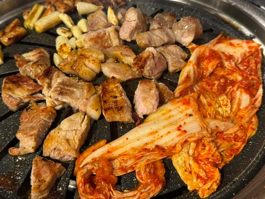 두툼하게 잘린 목살 단면