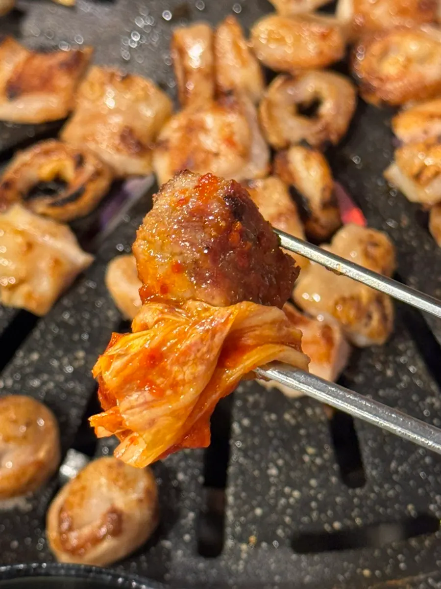 김치와 마늘을 함께 구운 불판