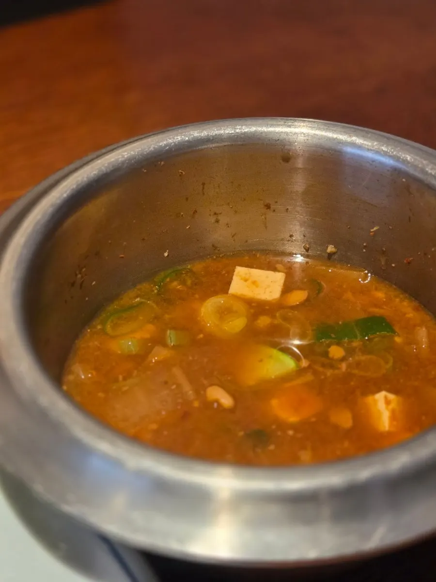 인덕션에 올린 된장찌개 상차림