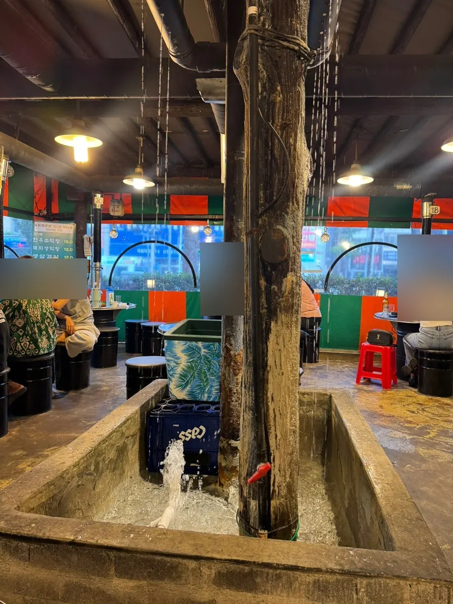 Group seating and interior of Daraewon Makchang