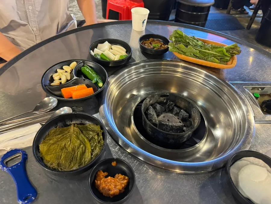 Basic side dishes served at Daraewon Makchang