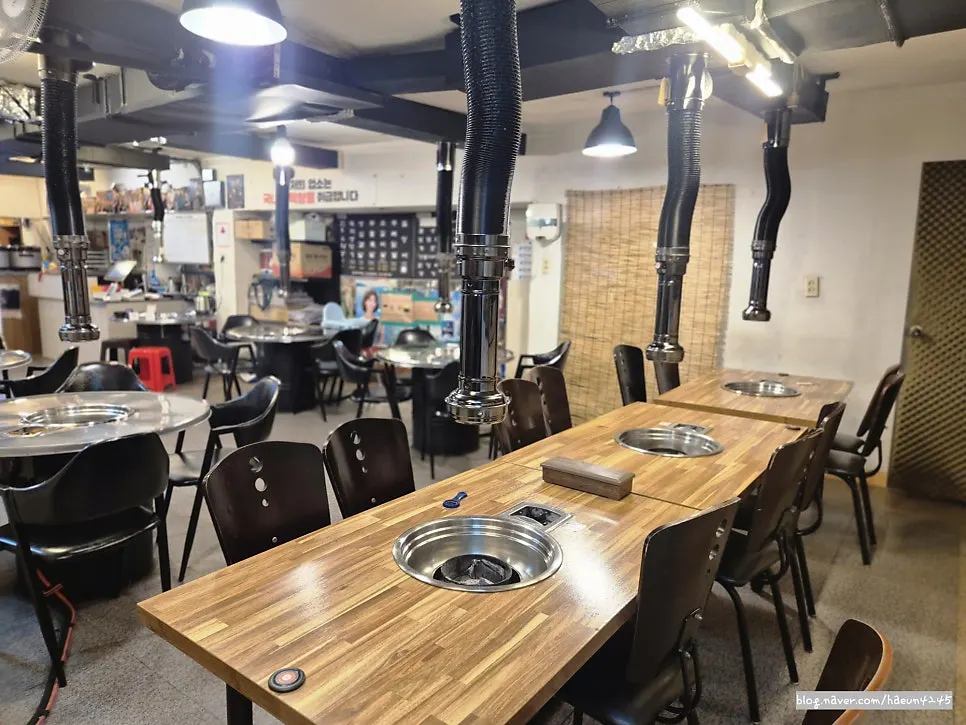 Outdoor yajang tables at Daraewon Makchang