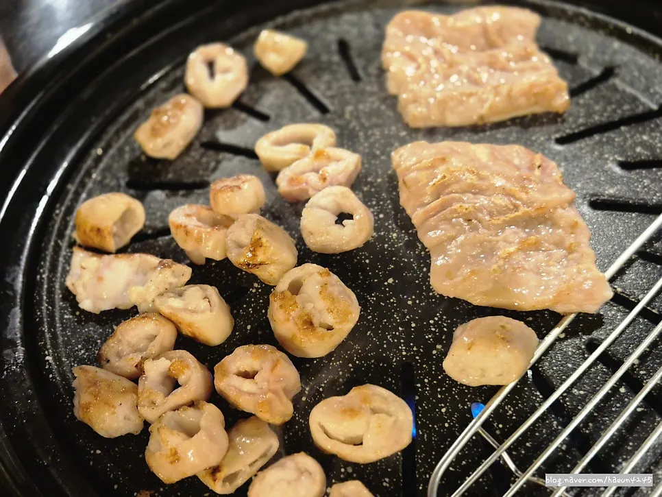 Raw makchang placed on the grill