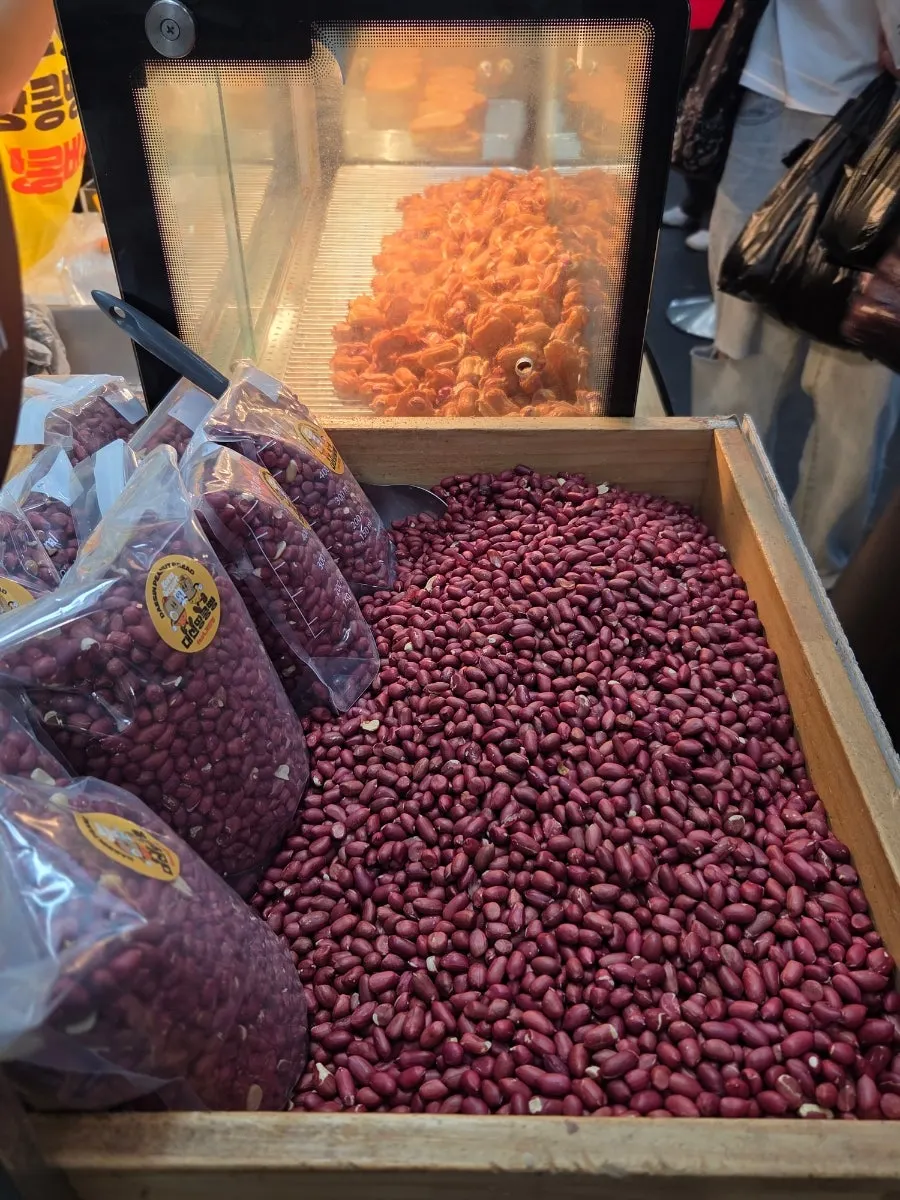 땅콩이 가득 올라간 땅콩빵 반죽