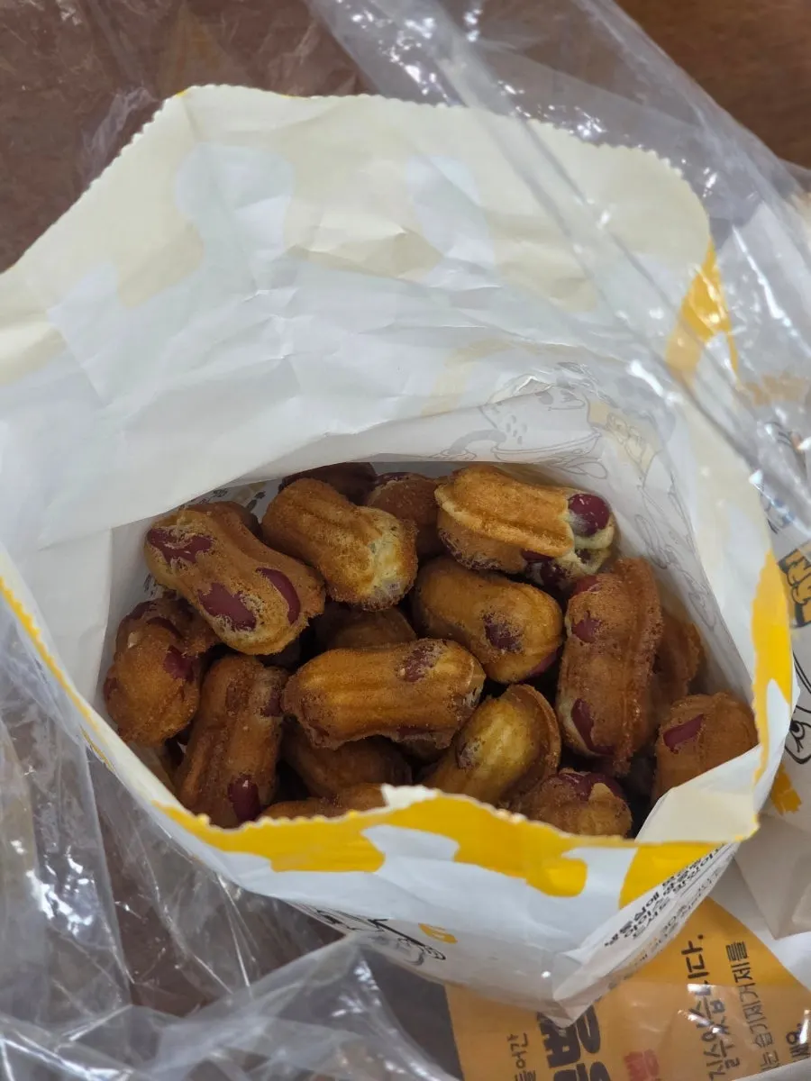 고소한 땅콩빵 한 봉지