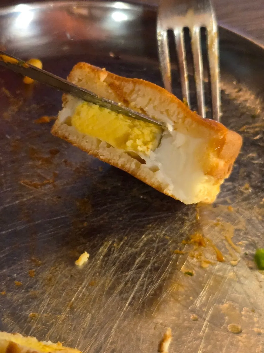 속이 꽉 찬 계란빵 단면
