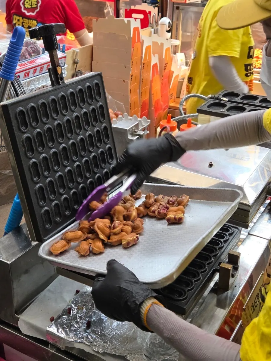 틀에서 구워지는 땅콩빵 반죽