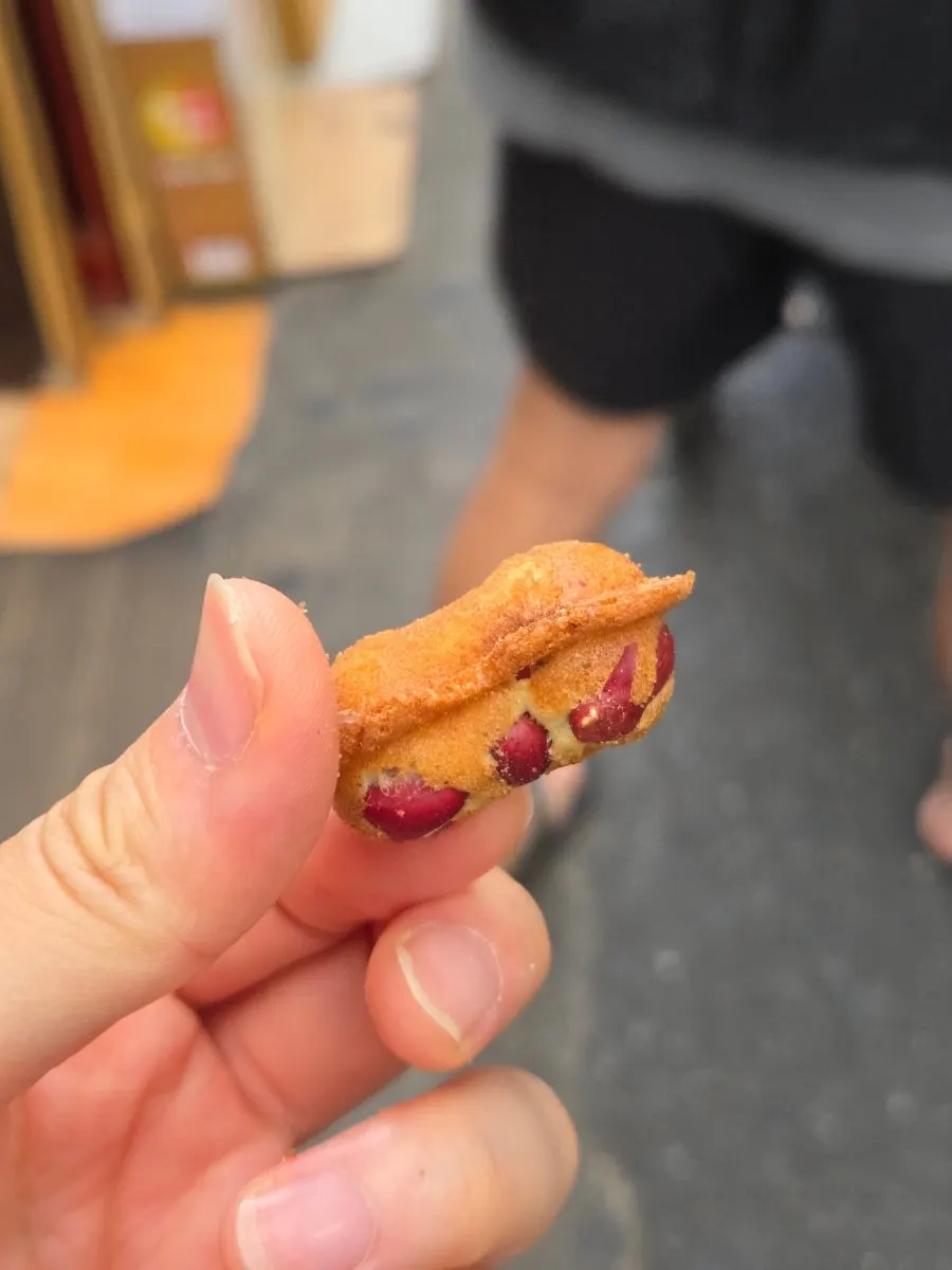 반으로 갈라 땅콩이 보이는 땅콩빵