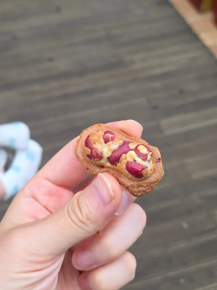 길에서 바로 시식한 뜨끈한 땅콩빵