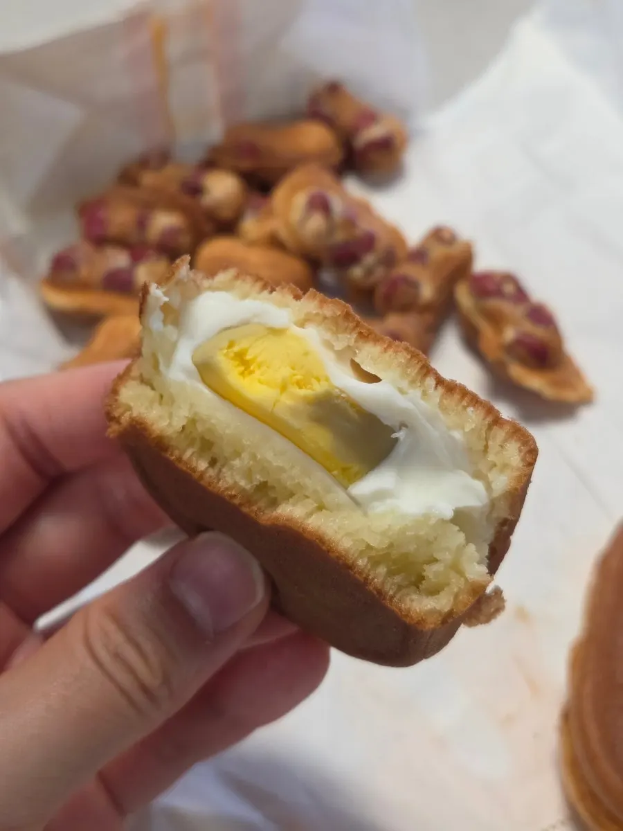 계란이 통째로 올라간 계란빵