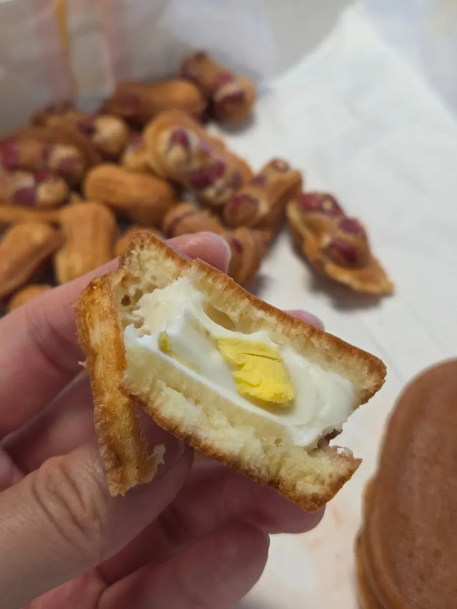 잘라서 속을 보인 계란빵 단면
