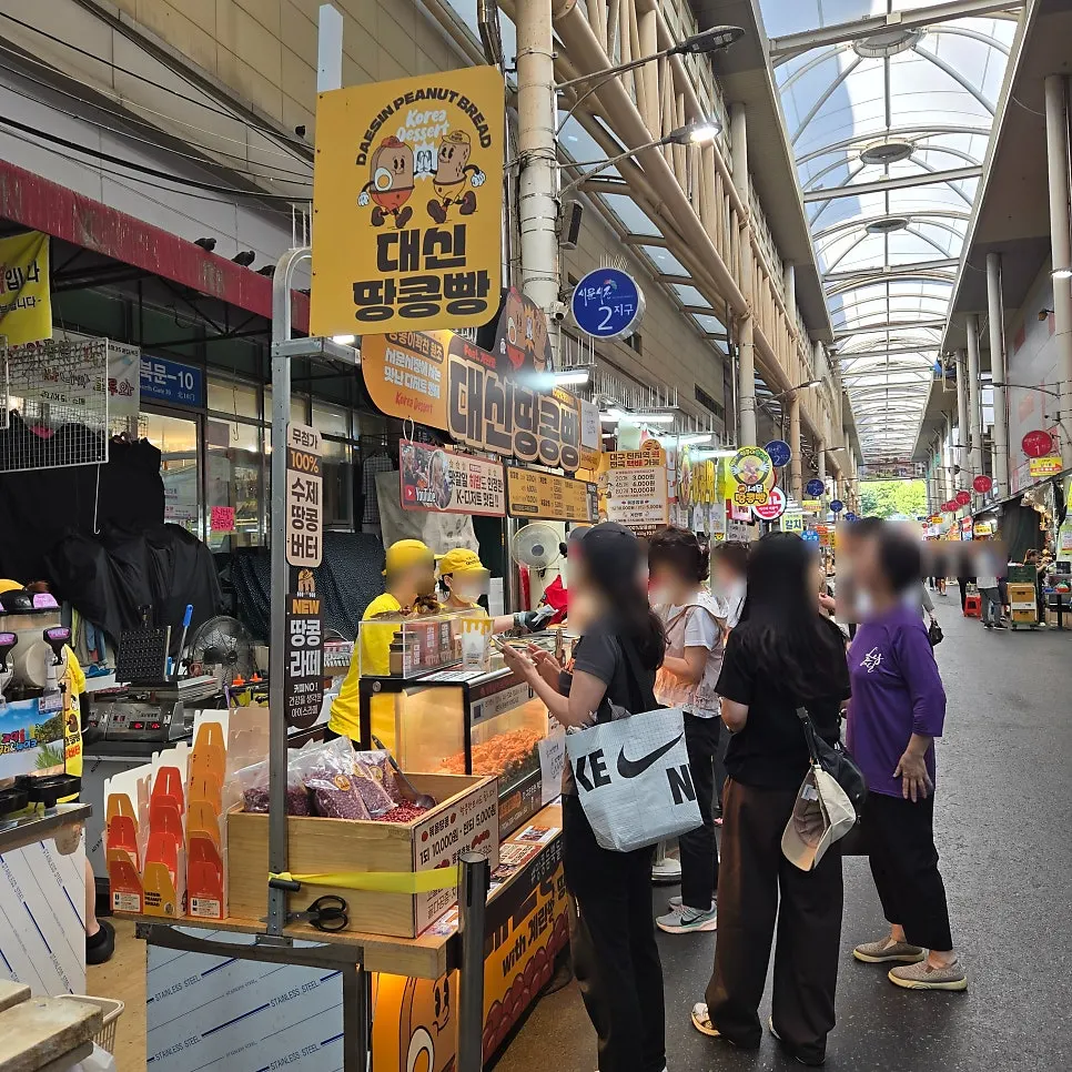 Customers crowding in front of Daesin Peanut Bread in the morning